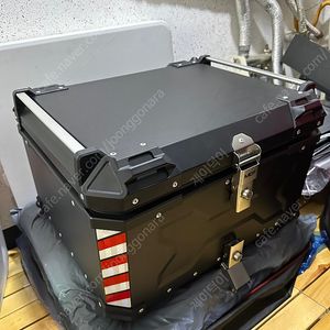 알루미늄 탑박스 83리터 미사용 (열쇠,브라켓 포함) 판매 합니다