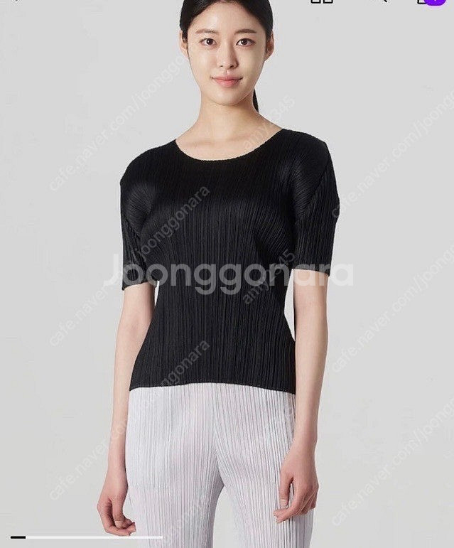플리츠플리즈 블랙 반팔 새제품(295000)--0