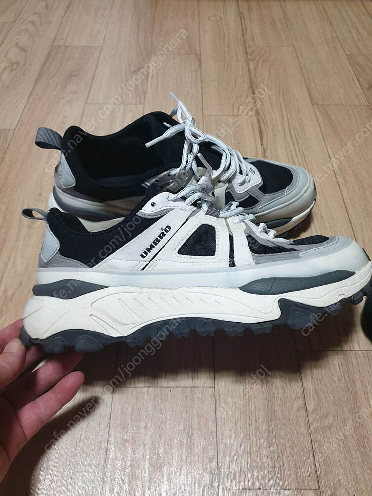 엄브로 운동화 270--1