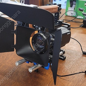 캠코더 카메라 소니 FDR-AX700 ± 케이지 셋트