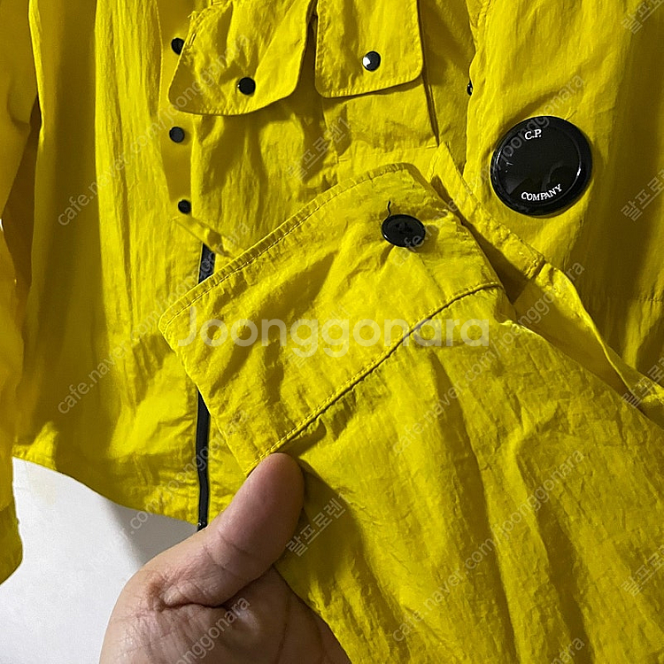 C.P 씨피컴퍼니 22S/S 렌즈 와펜 크롬오버셔츠 옐...--4