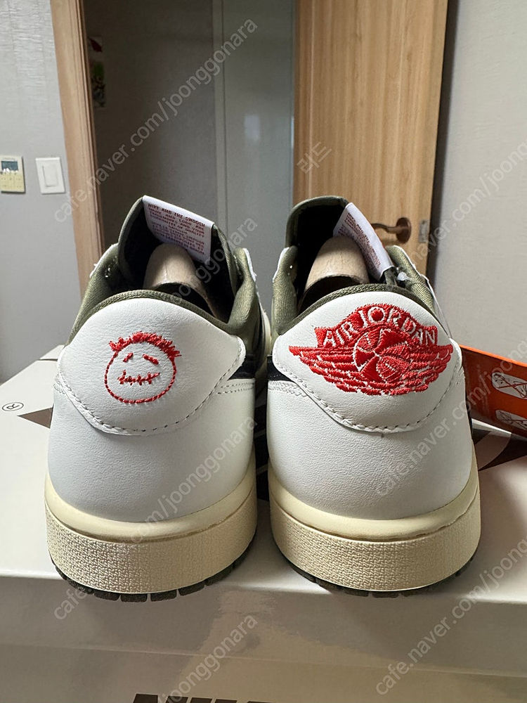 나이키 조던 1 트래비스 스캇 올리브 275 판매합니다--3