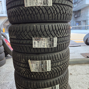 245/40R19 금호 윈터크레프트 WP72 23년2본 22년2본 판매합니다. 판매가 480.000원 오시면 무료장착 기존타이어 보관서비스 가능합니다. 자세한 사항은(010-452