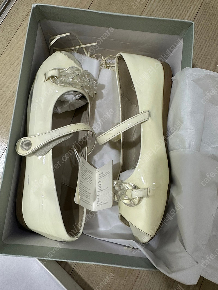 앙뉴 화이트 구두 이미지