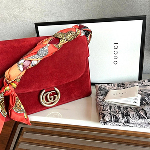 GUCCI 구짜 , 더스티레드 스웨이드,스카프셑 숄더 백 , 딱 한번 들었음 구입가500만원이상