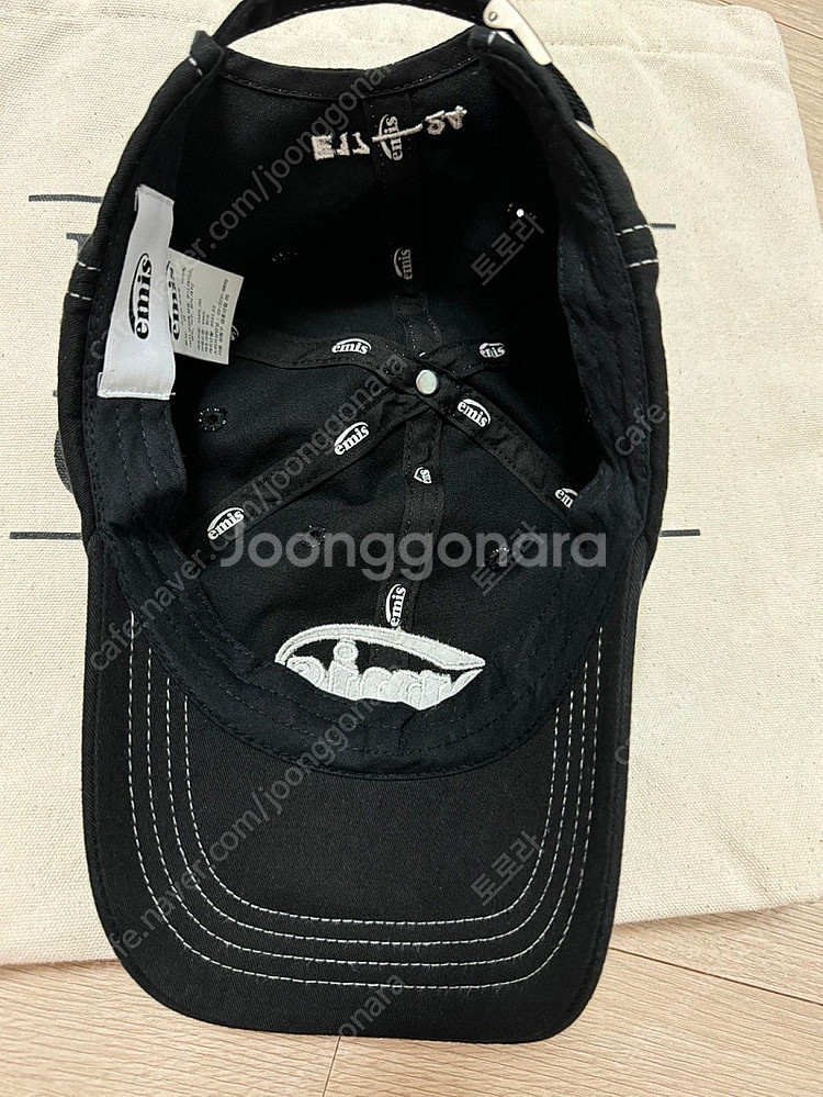 이미스 EMiS 화이트 스티치 볼캡 블랙 자수 모자--1