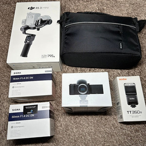 SONY ZV-E10 본품 + 16~50번들렌즈 , GODOX TT350 플레쉬 , DJI RS3 MINI , 시그마 SIGMA E 마운트 30mm ,16mm 등등
