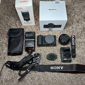 SONY ZV E10 본품 . GODOX TT350 플레쉬 , 16~50 번들렌즈 , JJC 스트랩 추가 배터리 2개 , 추가 스트랩 1개 ,소니 정품 카메라 가방
