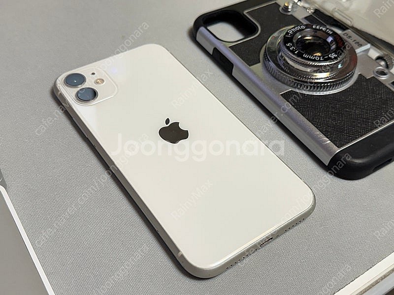 아이폰11 64GB 화이트 팝니다.--2