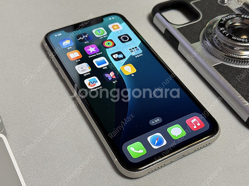 아이폰11 64GB 화이트 팝니다.--4
