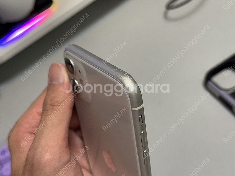 아이폰11 64GB 화이트 팝니다.--6