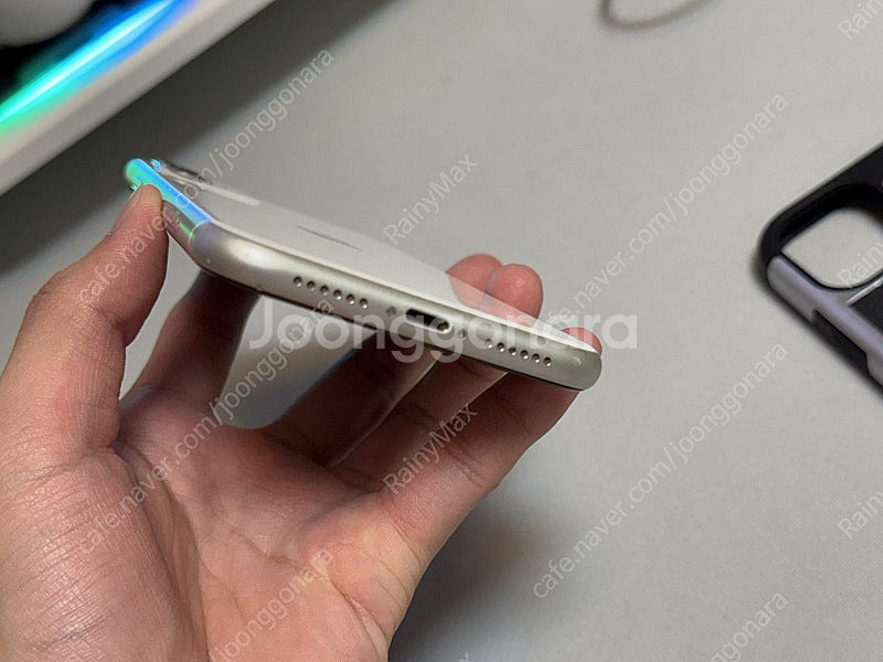 아이폰11 64GB 화이트 팝니다.--7