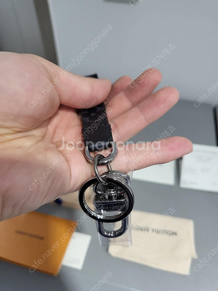 루이비통 모노그램 이클립스 드라곤느 백참 키홀더 2회사--4