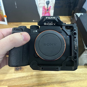 SONY 소니 A7S3 카메라 300만원에 팝니다!(틸타케이지 포함)