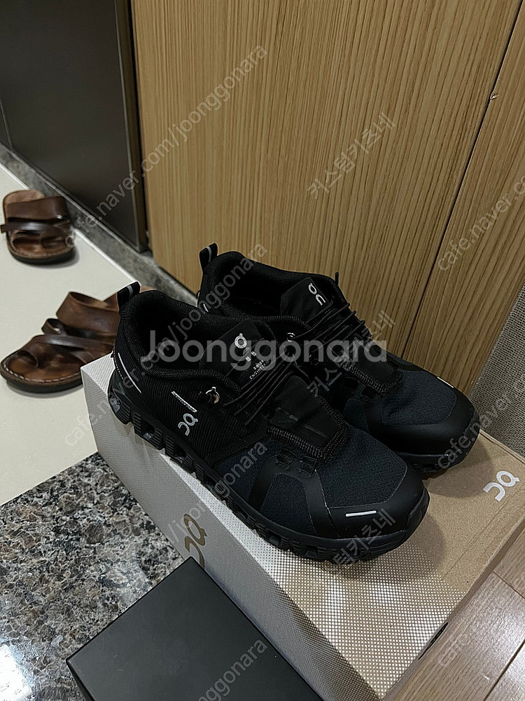 온 러닝 클라우드5 워터프루프 235cm 판매합니다.--4