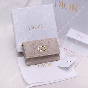 새상품) 디올 (Dior) 졸리 글라이신 컴팩트 지갑 (파우더 베이지)