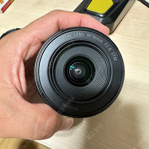 캐논 RF 16mm 2.8 렌즈 26만원에 팝니다.