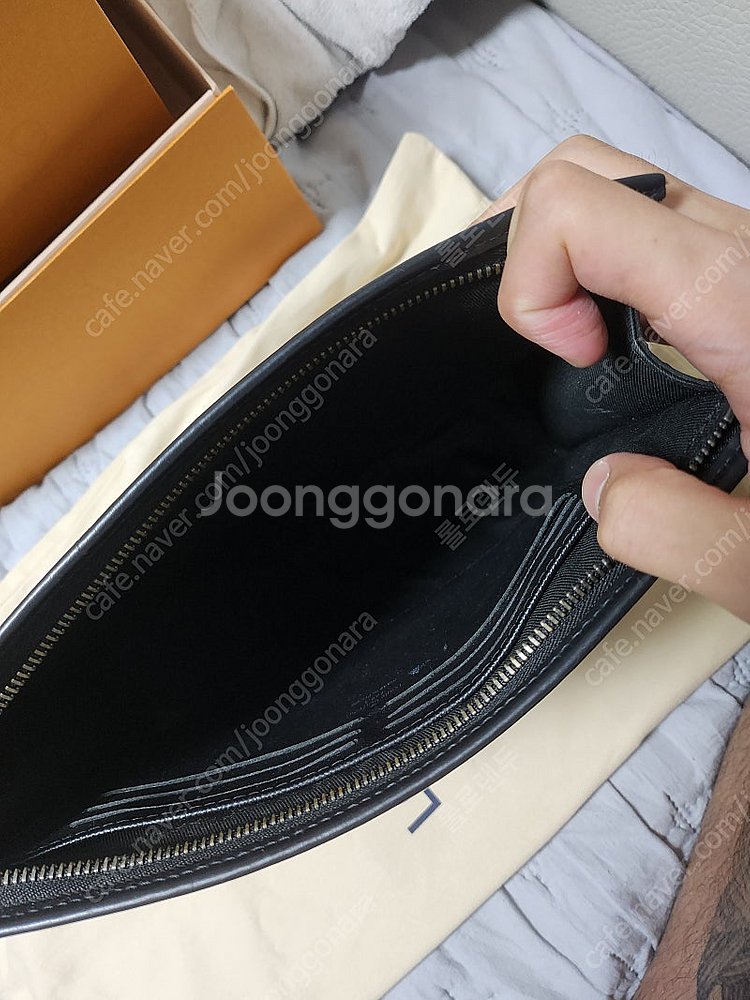 루이비통 포쉐트 보야주 MM 모노그램 이클립스 캔버스 ...--3