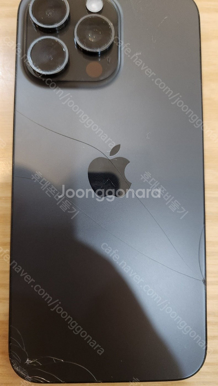 아이폰15프로맥스512기가 블랙 자급제 액정기스 하나없고 뒷판 깨진 폰 판매합니다--2
