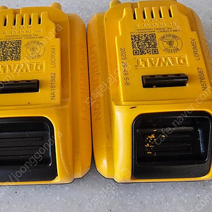 디월트 20V 배터리 DCB240