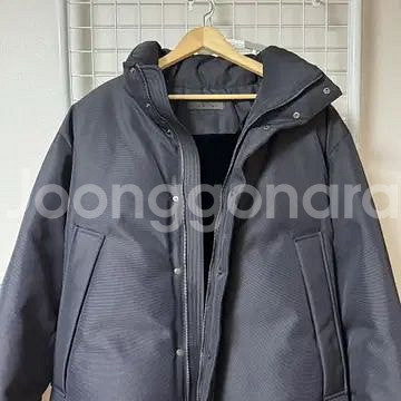 질스튜어트뉴욕 남성 다크네이비 하이넥 미니멀 숏다운 패...--1