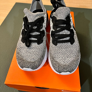 [새상품, 박스O] 나이키 에픽 리액트 여자 250 / Nike epic react size US 8 여자 러닝화