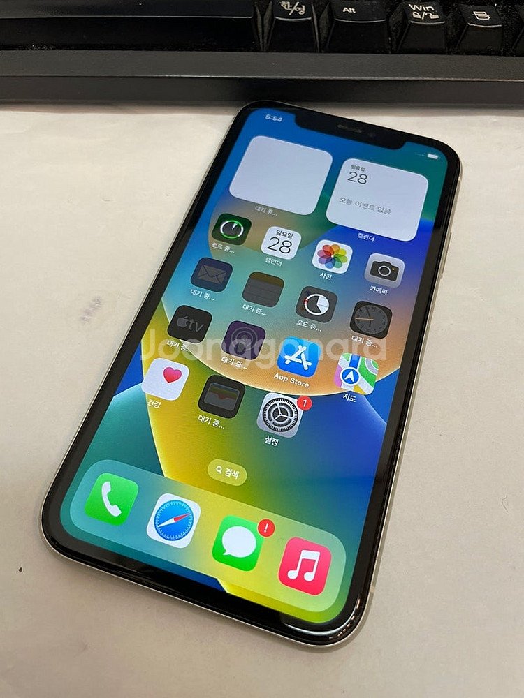 아이폰11 화이트 128GB 상태좋은 중고28만 팝니다--2