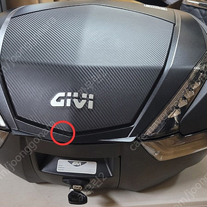 신품 GIVI 기비 V47 트래커33 블랙 실버 카본룩커버 모노키전용 탑박스 신품 저렴하게 판매합니다