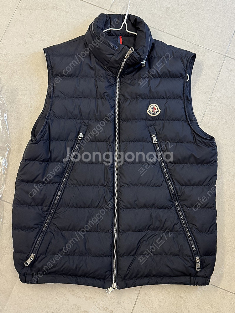 몽클레어 남자 네이비 조끼 패딩 팝니다--1