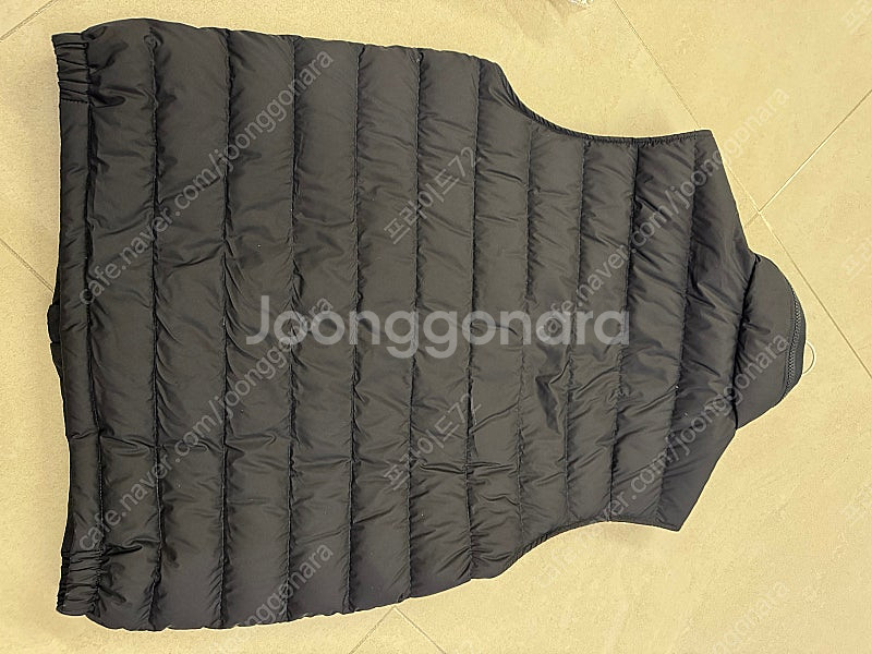 몽클레어 남자 네이비 조끼 패딩 팝니다--2