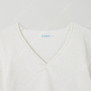 타낫 브이넥 셔링 니트 아이보리 T/T V-neck shirring knit (ivory)