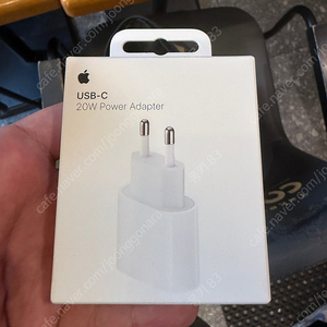 애플 충전기 20W USB-C Power Adapter 미개봉 판매합니다.