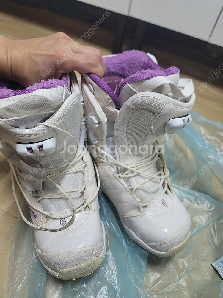 살로몬 f22 여성부츠 235팝니다.택포--0