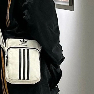 좌쓰 Balenciaga x Adidas Small Crossbody Messenger Bag 발렌시아가 x 아디다스 스몰 크로스바디 메신저 백 / 블랙, 화이트