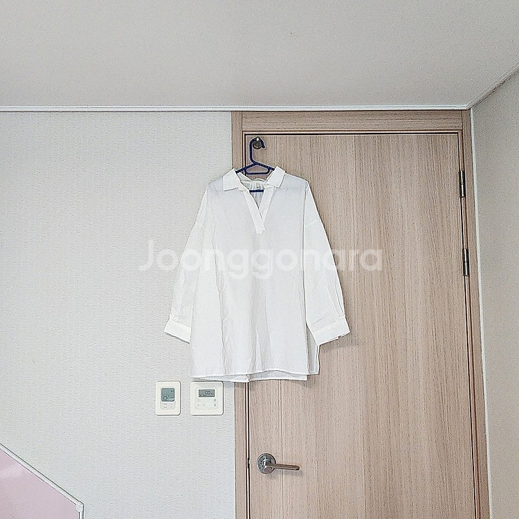 럭키룸 디자인이 깔끔하고 카라 부분이 포인트로 예쁜 셔...--0