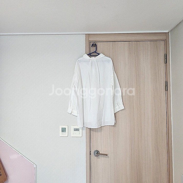 럭키룸 디자인이 깔끔하고 카라 부분이 포인트로 예쁜 셔...--1