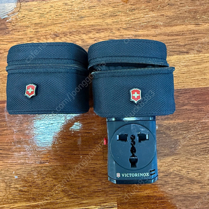 Victorinox 세계 범용 여행용 파워 어답터 2개