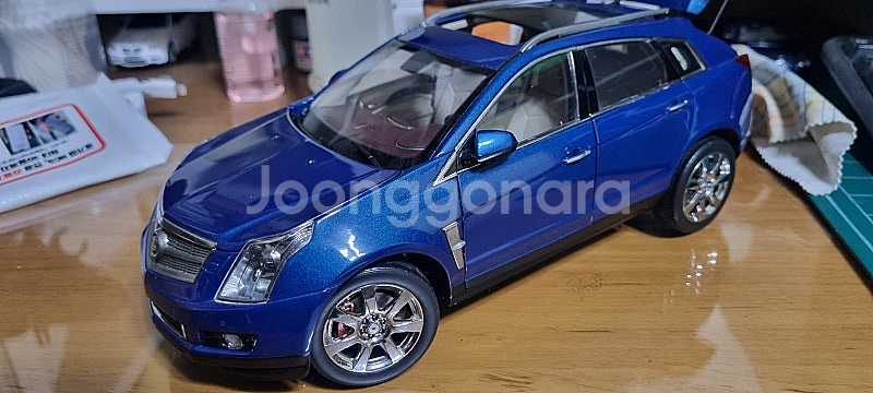 1:18 다이캐스트 교쇼 캐딜락 SRX 팝니다--1