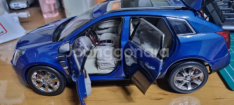 1:18 다이캐스트 교쇼 캐딜락 SRX 팝니다--3