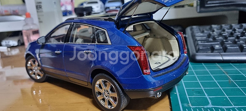 1:18 다이캐스트 교쇼 캐딜락 SRX 팝니다--4