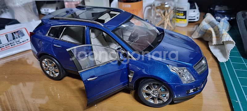 1:18 다이캐스트 교쇼 캐딜락 SRX 팝니다--6