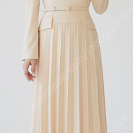 브라이드앤유 NADIA Classic notched collar pleated dress (Cream apricot)