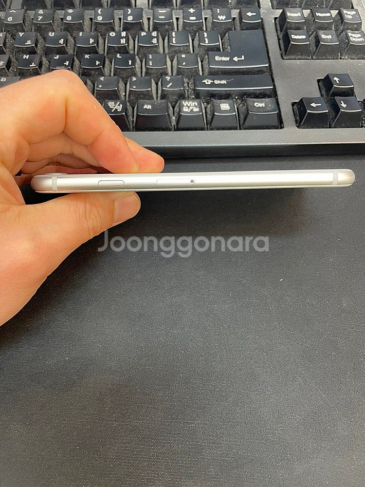 아이폰8 실버 64GB 상태좋은 중고13만팝니다.--4