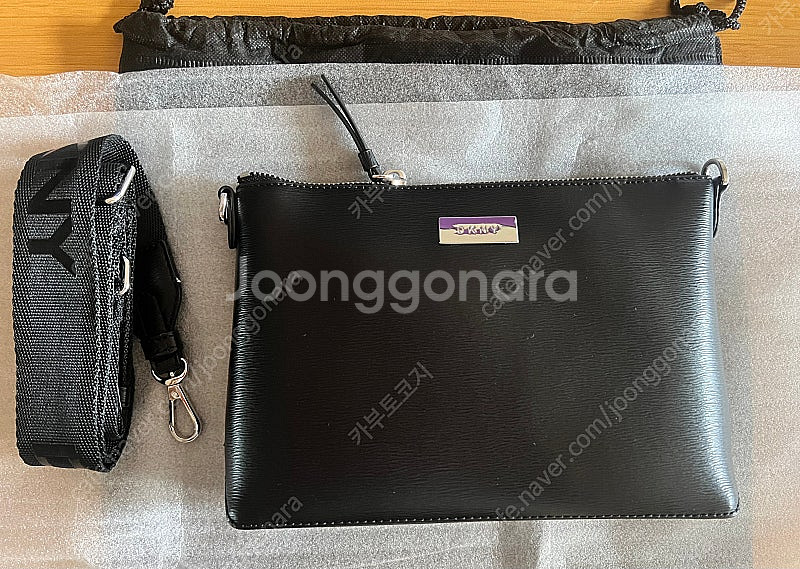 DKNA(정품) 가죽 크로스.백 (새상품) 팝니다^^--0