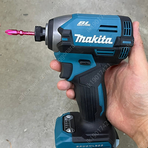 마끼다 충전임팩 40V makita 임팩트드라이버 신형 (1회사용 A급상태)