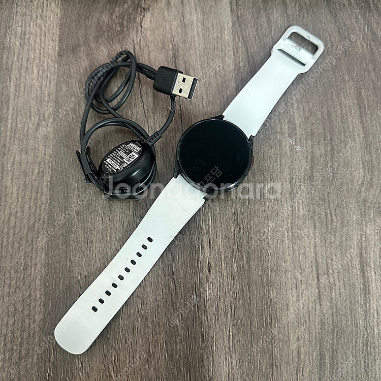갤럭시 워치4 블랙 44mm 케이블포함 8만원 판매합니...--0