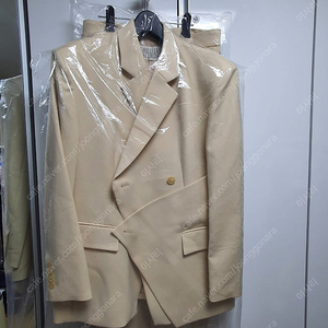 모어댄예스터데이 Double Panel Blazer / Folded Waistband Trousers 셋업 판매합니다.