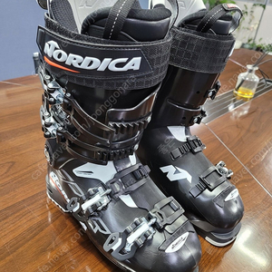 NORDICA SPORT MACHINE 130 25.5 스키부츠 판매합니다.