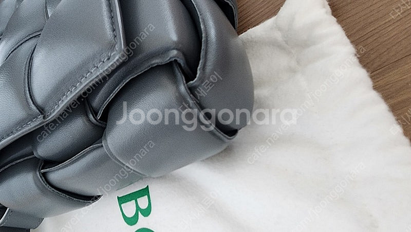 보테가베네타 패딩(패디드)카세트백 그레이--1