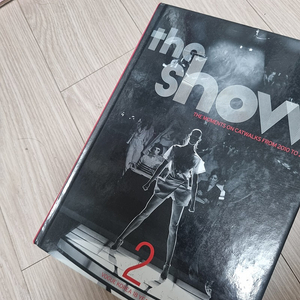 The show 보그코리아 18년 캣워크 책 서적 패션쇼